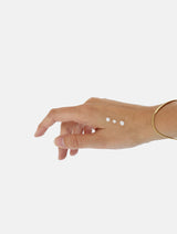 Foto modelo mano de la crema de día rejuvenecedora antipolución de la marca Terpenic